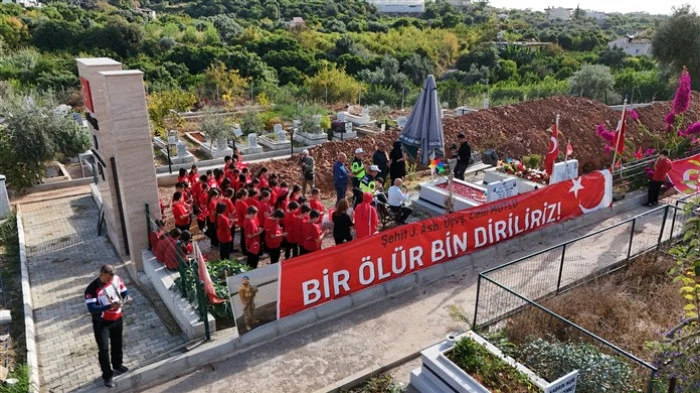 Erdemli’de Şehit Jandarma Astsubay Üstçavuş Celil Mutlu’ya Cumhuriyet Bayramında Vefalı Davranış