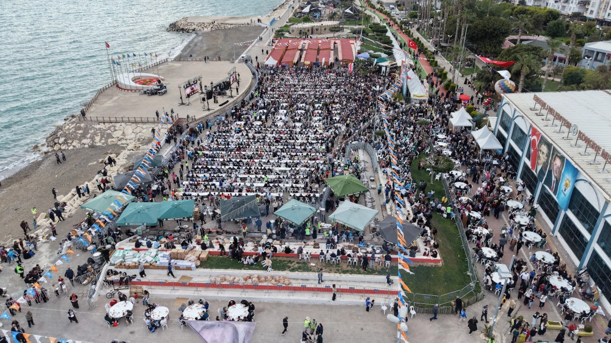 Erdemli&rsquo;nin Peygamber Sevgisi Alanlara Sığmadı, 71 Kazan Yemek Pişirildi, On Bin Kişi Katıldı