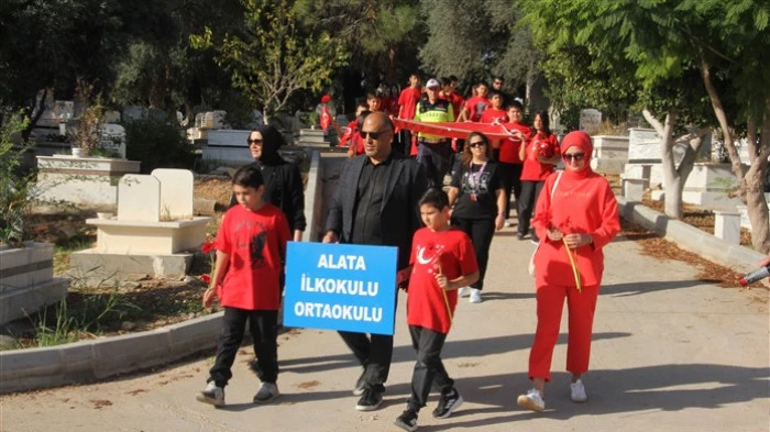 Erdemli’de Şehit Jandarma Astsubay Üstçavuş Celil Mutlu’ya Cumhuriyet Bayramında Vefalı Davranış