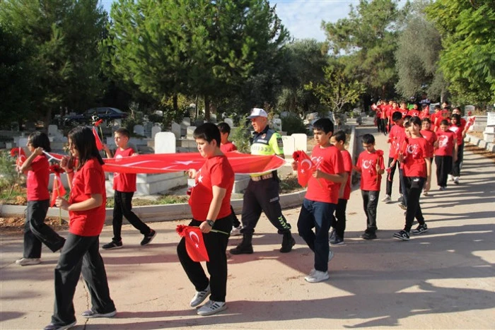Erdemli’de Şehit Jandarma Astsubay Üstçavuş Celil Mutlu’ya Cumhuriyet Bayramında Vefalı Davranış