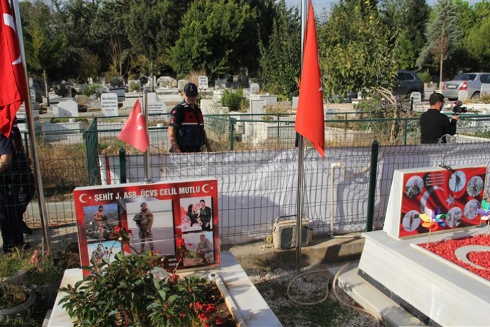 Erdemli’de Şehit Jandarma Astsubay Üstçavuş Celil Mutlu’ya Cumhuriyet Bayramında Vefalı Davranış