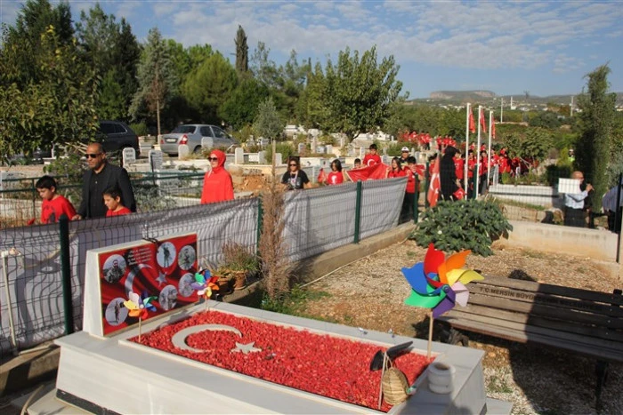 Erdemli’de Şehit Jandarma Astsubay Üstçavuş Celil Mutlu’ya Cumhuriyet Bayramında Vefalı Davranış