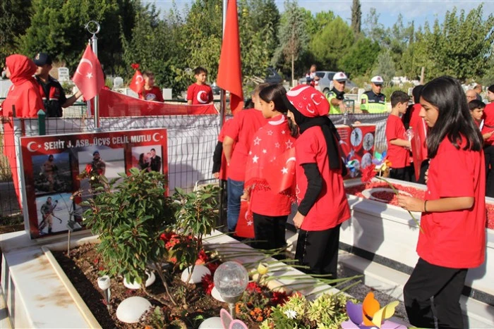 Erdemli’de Şehit Jandarma Astsubay Üstçavuş Celil Mutlu’ya Cumhuriyet Bayramında Vefalı Davranış