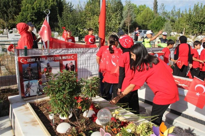 Erdemli’de Şehit Jandarma Astsubay Üstçavuş Celil Mutlu’ya Cumhuriyet Bayramında Vefalı Davranış