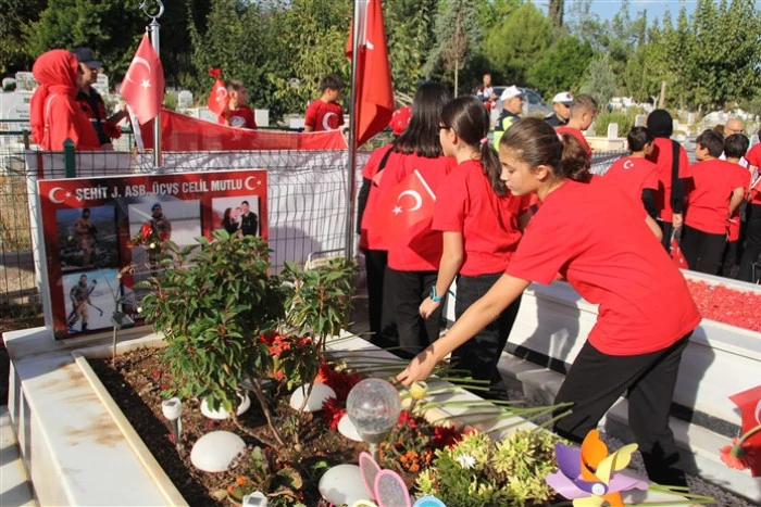 Erdemli’de Şehit Jandarma Astsubay Üstçavuş Celil Mutlu’ya Cumhuriyet Bayramında Vefalı Davranış