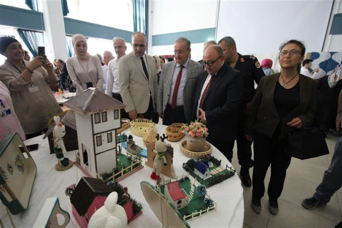 Erdemli Halk Eğitimden Muhteşem Sergi, 7 Bin 500 El Emeği Göz Nuru Eser Sergiye Çıktı