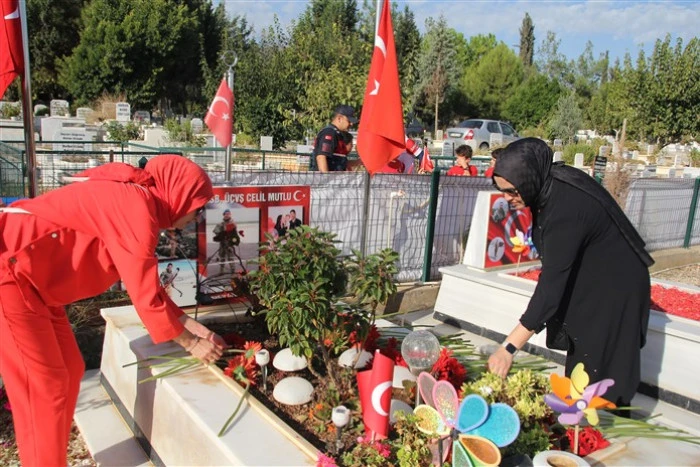 Erdemli’de Şehit Jandarma Astsubay Üstçavuş Celil Mutlu’ya Cumhuriyet Bayramında Vefalı Davranış