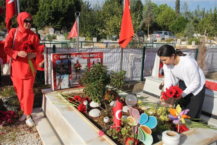 Erdemli’de Şehit Jandarma Astsubay Üstçavuş Celil Mutlu’ya Cumhuriyet Bayramında Vefalı Davranış