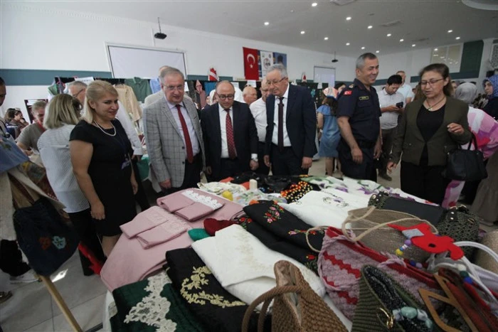 Erdemli Halk Eğitimden Muhteşem Sergi, 7 Bin 500 El Emeği Göz Nuru Eser Sergiye Çıktı