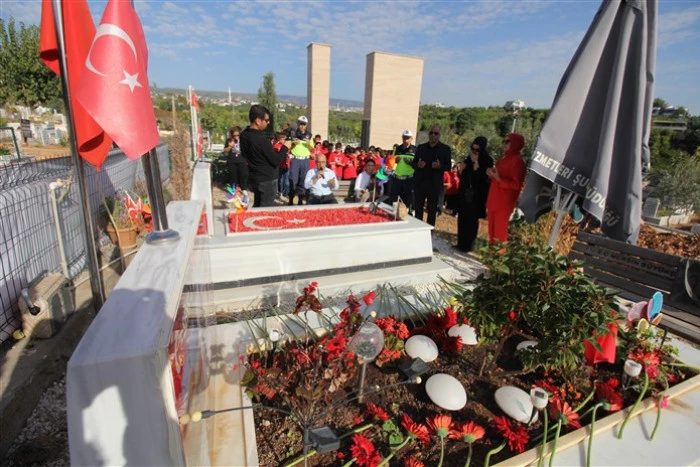 Erdemli’de Şehit Jandarma Astsubay Üstçavuş Celil Mutlu’ya Cumhuriyet Bayramında Vefalı Davranış