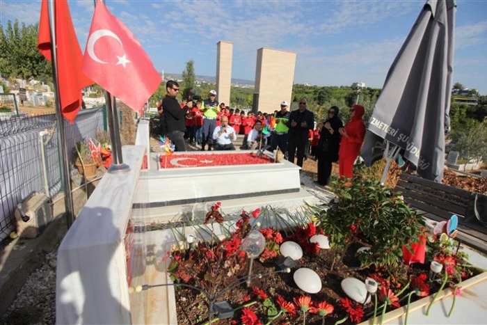 Erdemli’de Şehit Jandarma Astsubay Üstçavuş Celil Mutlu’ya Cumhuriyet Bayramında Vefalı Davranış