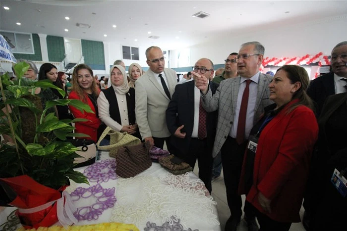 Erdemli Halk Eğitimden Muhteşem Sergi, 7 Bin 500 El Emeği Göz Nuru Eser Sergiye Çıktı