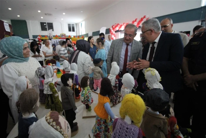 Erdemli Halk Eğitimden Muhteşem Sergi, 7 Bin 500 El Emeği Göz Nuru Eser Sergiye Çıktı