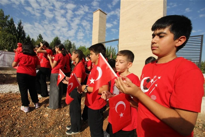 Erdemli’de Şehit Jandarma Astsubay Üstçavuş Celil Mutlu’ya Cumhuriyet Bayramında Vefalı Davranış
