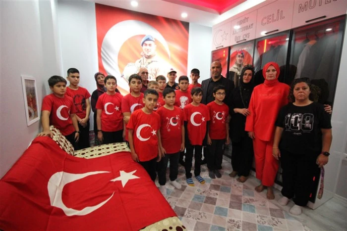 Erdemli’de Şehit Jandarma Astsubay Üstçavuş Celil Mutlu’ya Cumhuriyet Bayramında Vefalı Davranış