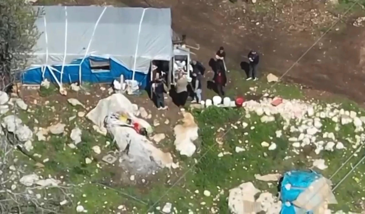 Jandarma aranan şahsı saklandığı kırsalda kıskıvrak yakaladı