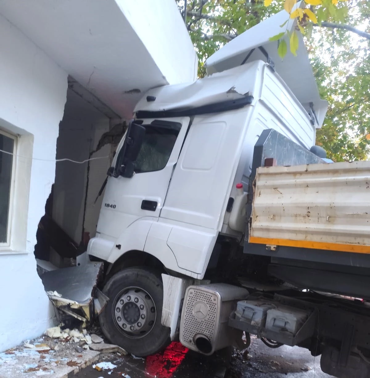 Karahıdırlı'da Freni boşalan tır, fırına çarptı, Üzerindeki Mermer düşerek 5 keçiyi telef etti