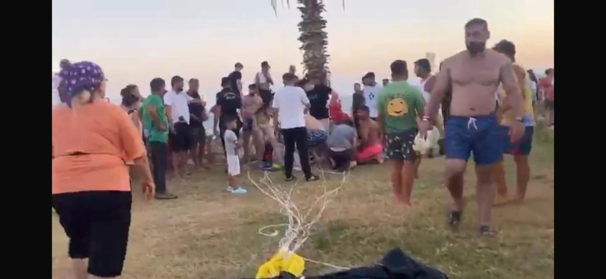Kızkalesi’nde Paraşüt Kazasında İki Kişi  Yaralandı