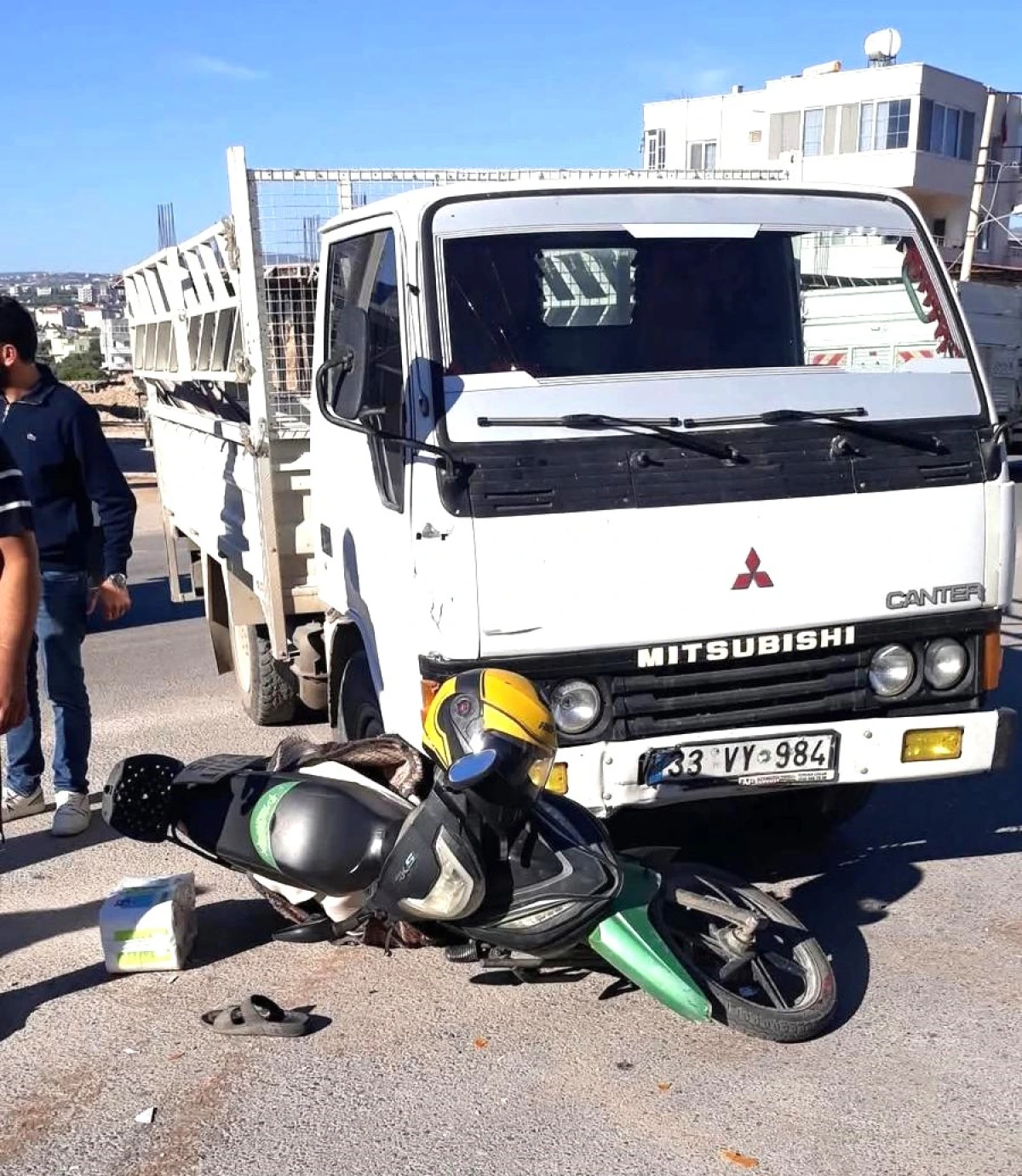 Koyuncu'da Kamyonet ile Motosiklet Çarpıştı, 1 Kişi Ağır Yaralandı