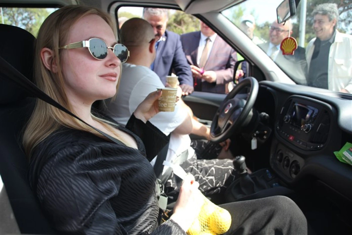 Limon’un Başkenti Erdemli’de Trafik Uygulamasında Limon Ve Limonata İkramı Yapıldı