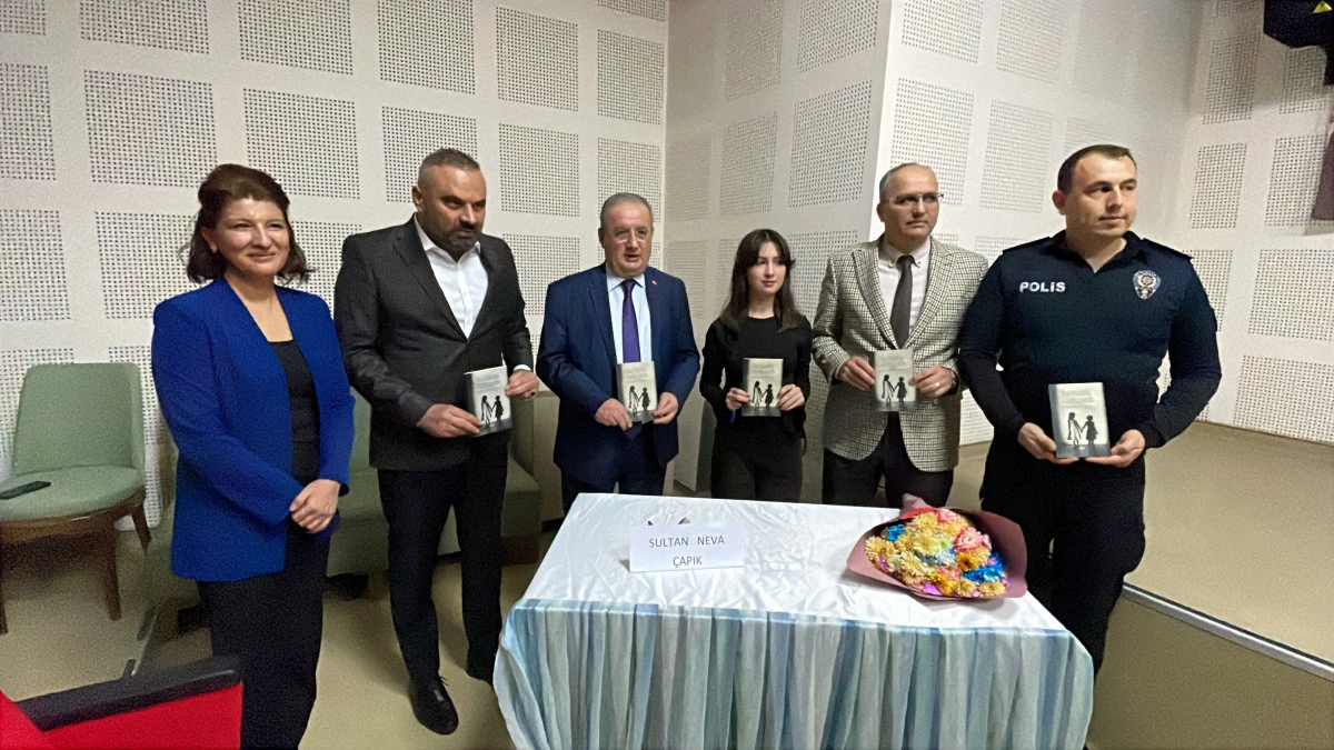 Liseli Sultan Neva &Ccedil;apık İlk Kitabını İmzaladı