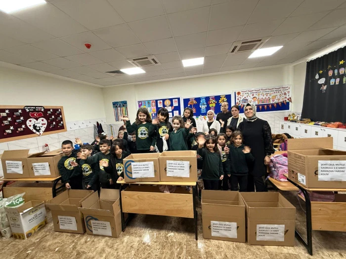 Minik &Ouml;ğrencilerin Har&ccedil;lıklarından İhtiya&ccedil; Sahiplerine Ramazan Yardımı