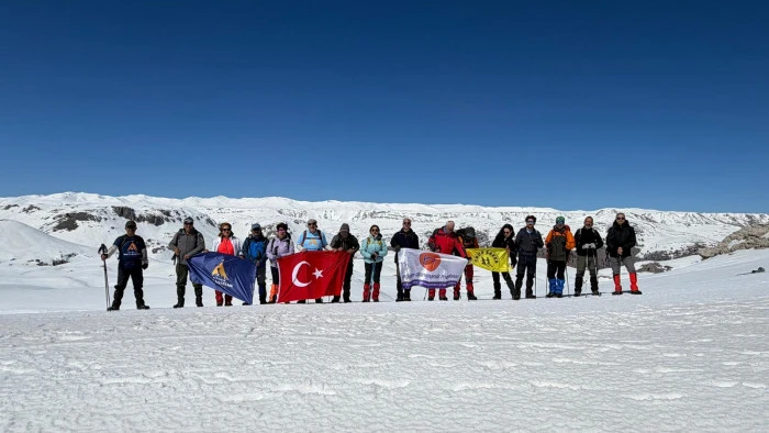 Rotasızlar 8 Mart D&uuml;nya Kadınlar G&uuml;n&uuml;n&uuml; Toroslar&rsquo;ın zirvesinde kutladı