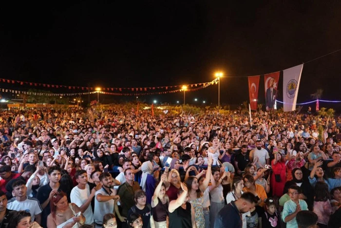 Mustafa Kara Başkan’dan Binlerce Gence Unutulmaz Karne Hediyesi