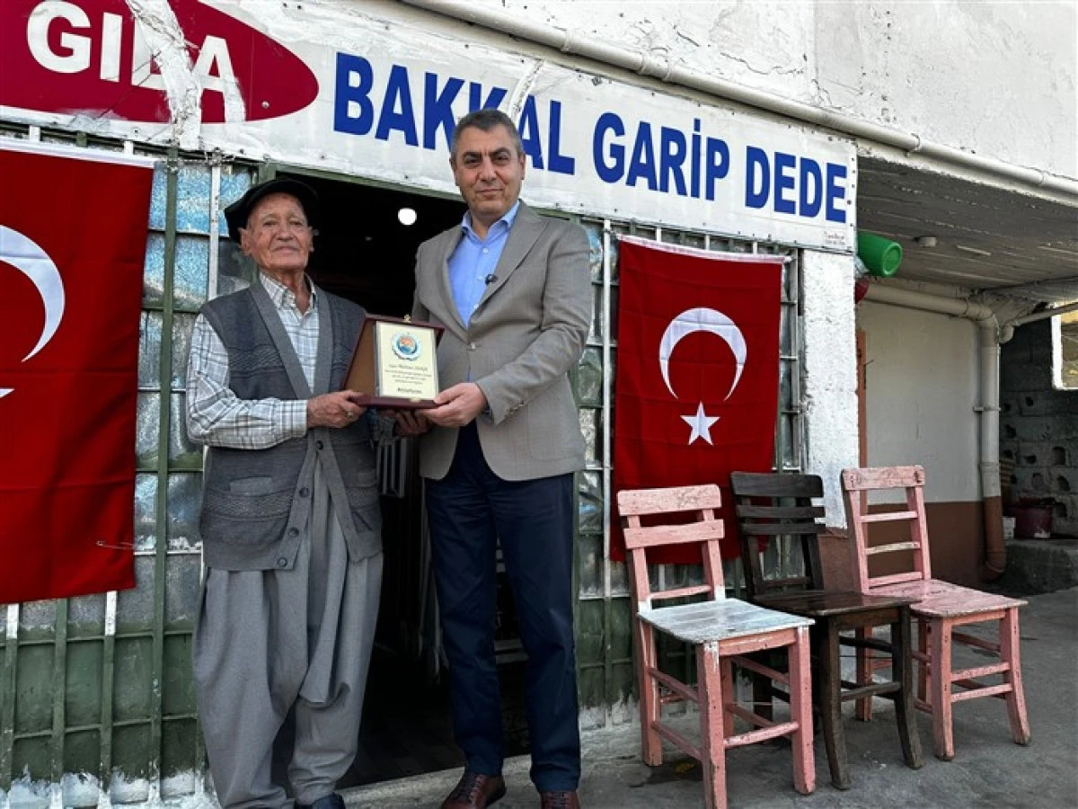 Yılın Esnafı Seçilen Harfilli’den ‘Garip Dede’ye Validen Plaket